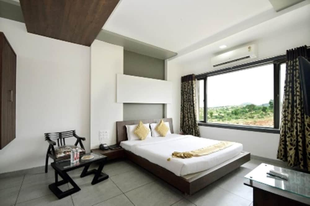 Crimson Park Shripriya Hotel 12/32