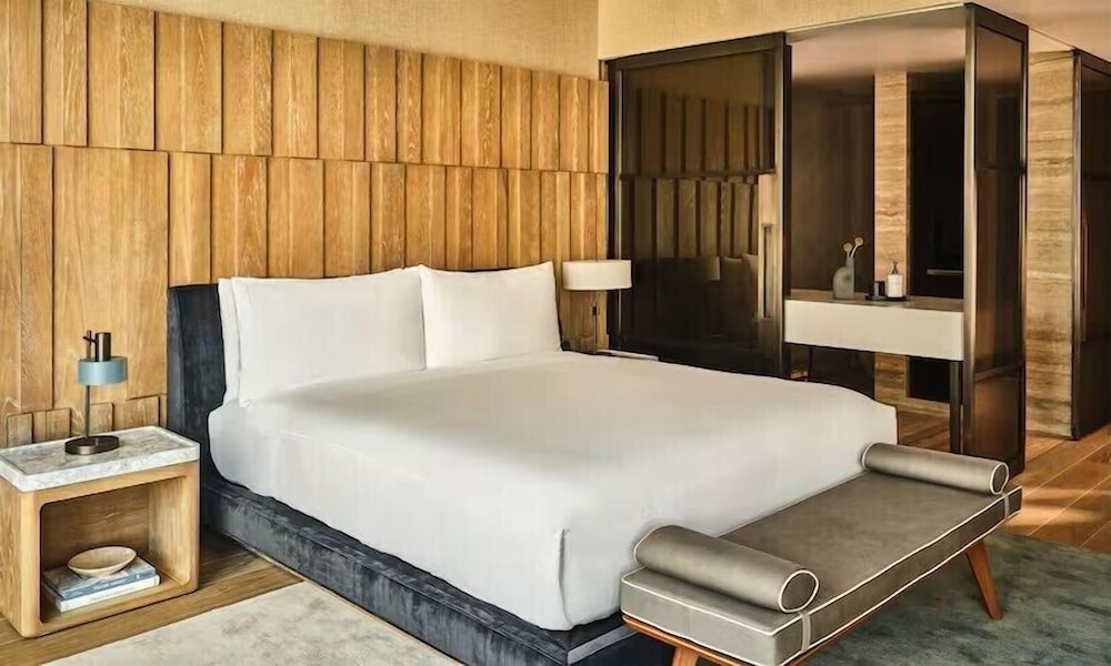 STUDIO, KING BED