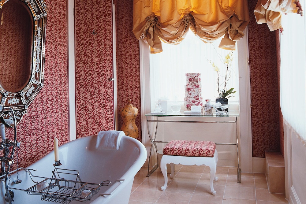 1 BEDROOM, MASTER, SUITE, KING BED