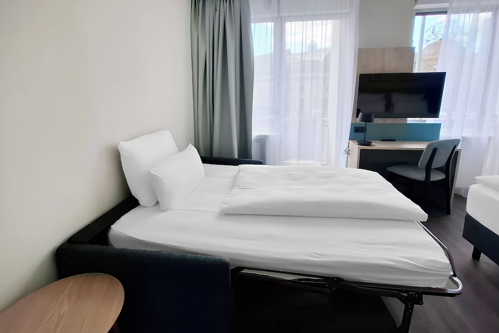 Standard, Triple, 1 King and 1 Single Beds 9/10