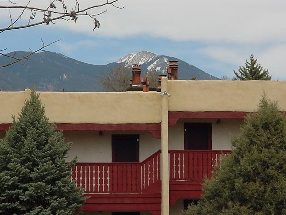 El Pueblo Lodge 8/71