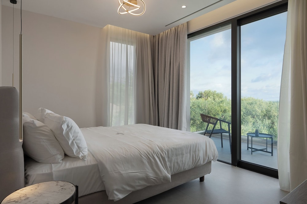 Kymothoe Elite Suites 14/97