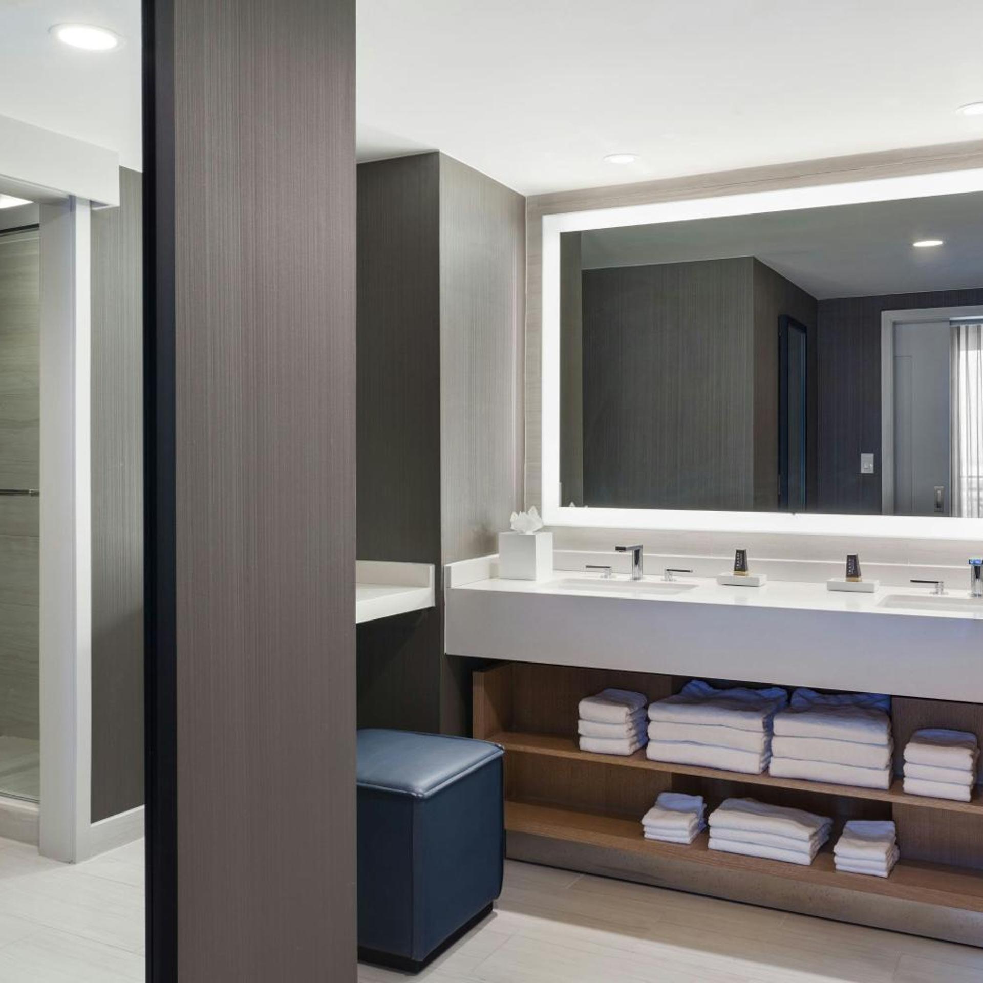 Suite, King Bed, Water View, Sofa, Balcony، Tampa Marriott Water Street 7/7