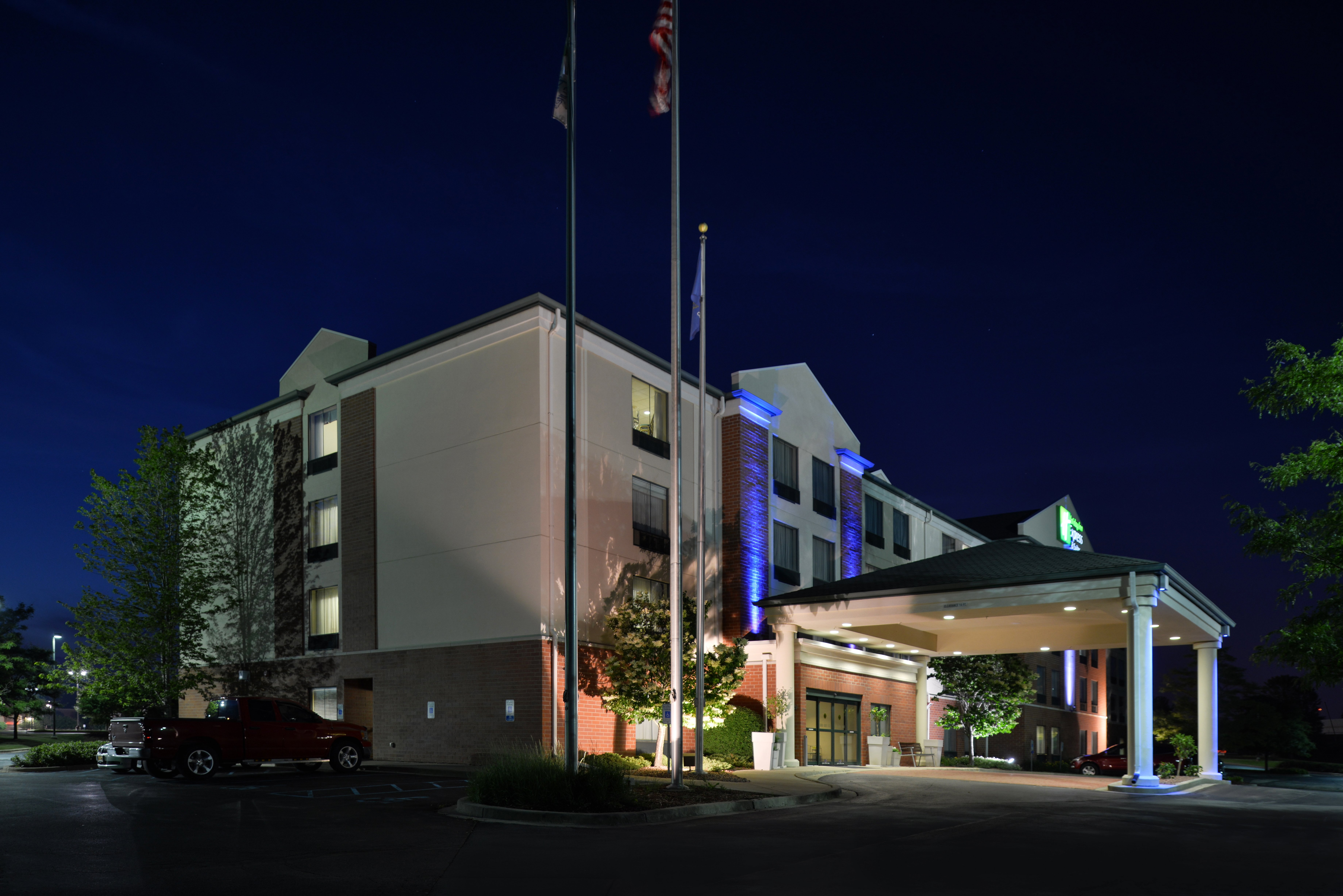 Holiday Inn Express Hotel and Suites Milwaukee-New Berlin 3/70