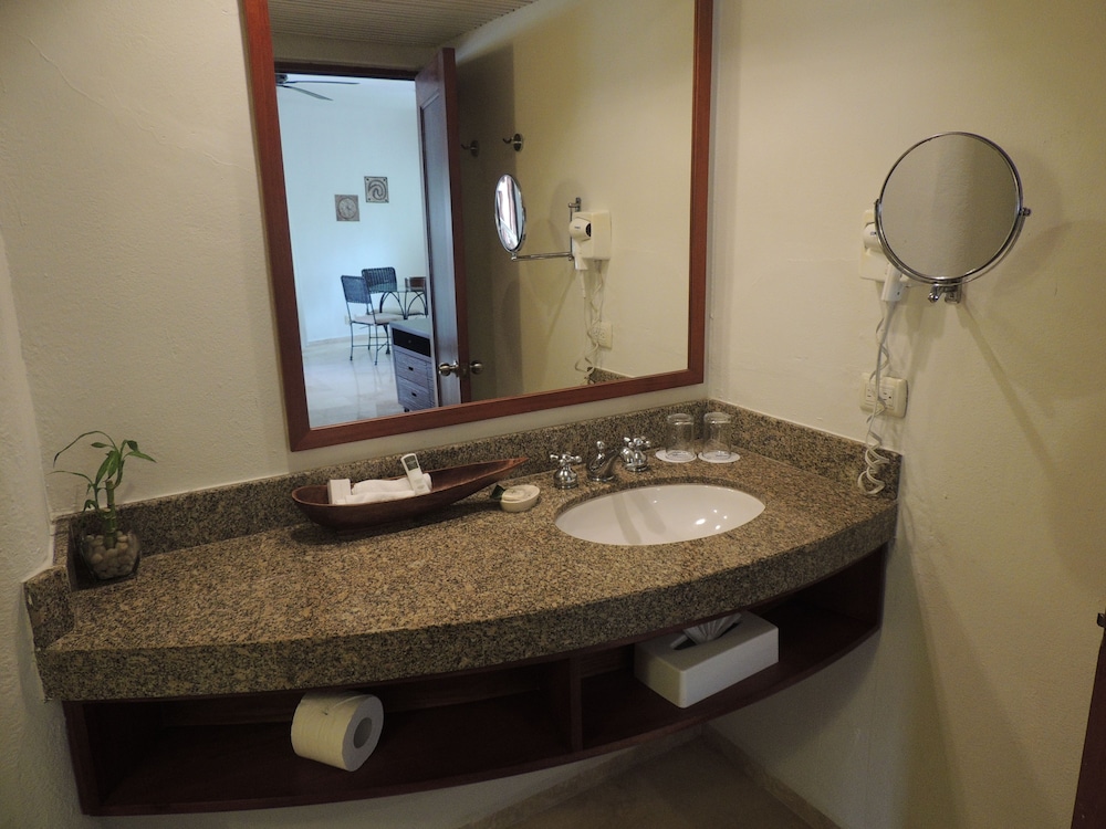 Playa Palms Hotel 66/69