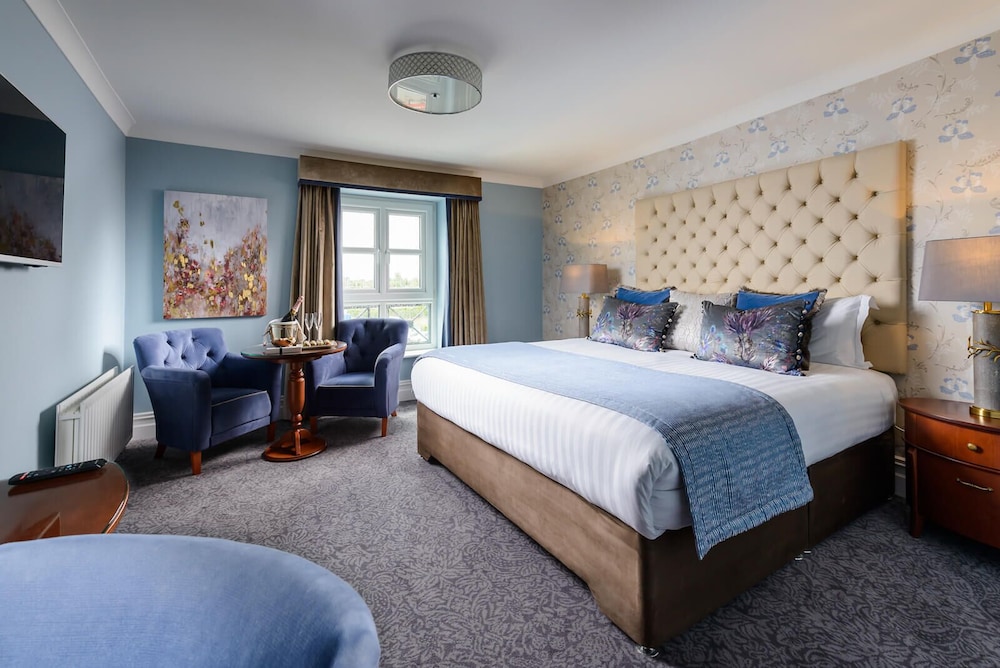 DELUXE, KING BED