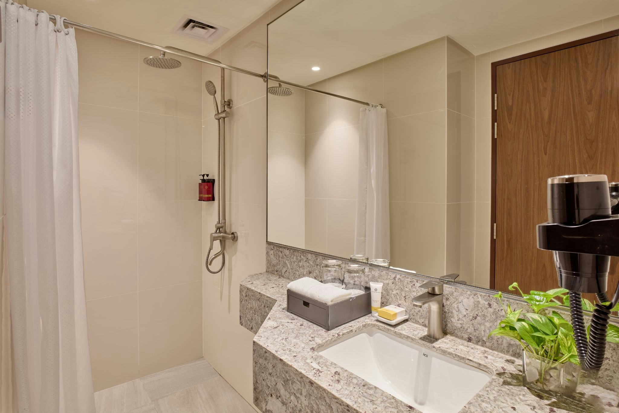 Standard Twin with Free Scheduled Airport Shuttle Service، Grand Westside Manila Bay 3/3