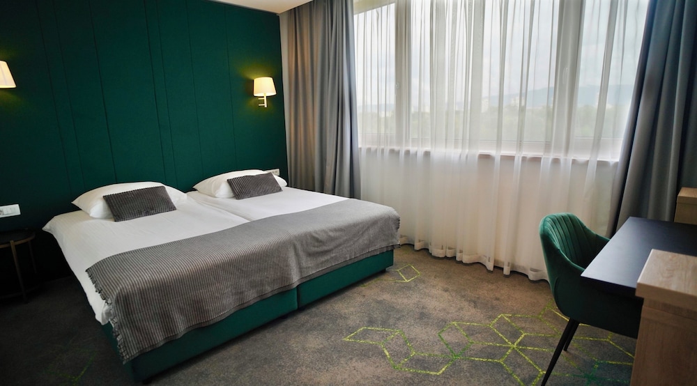 DELUXE, DOUBLE OR TWIN BED