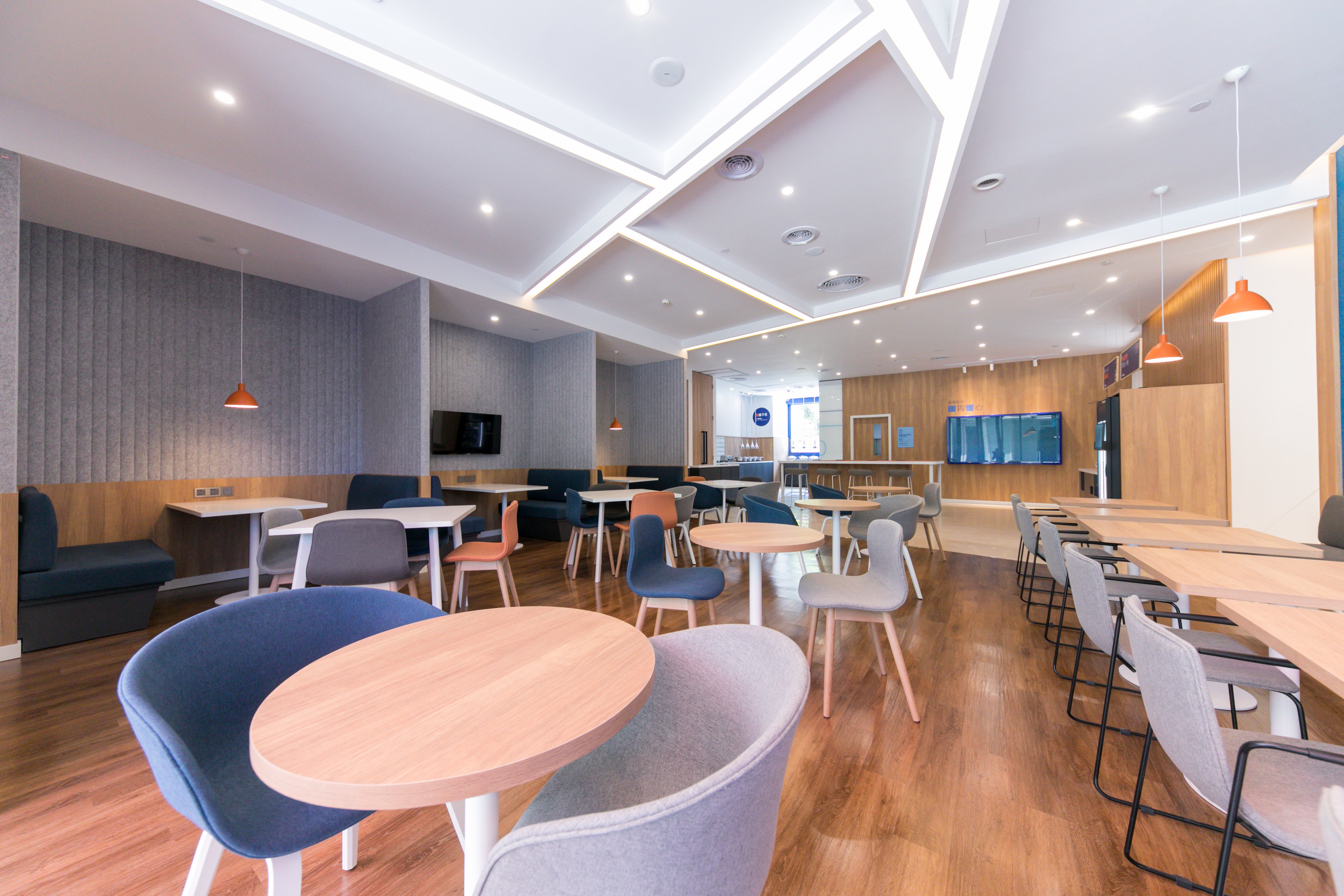Holiday Inn Express Shanghai Tangzhen 51/63