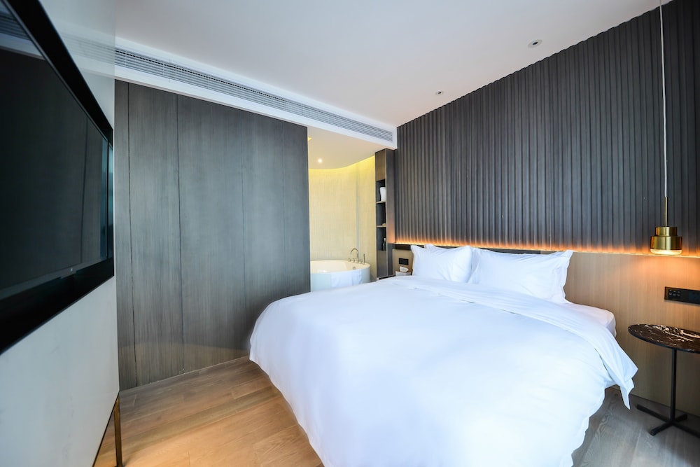 DELUXE, DOUBLE BED