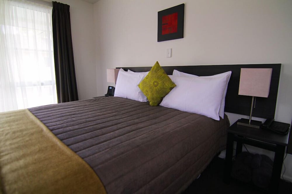 STUDIO, KING BED