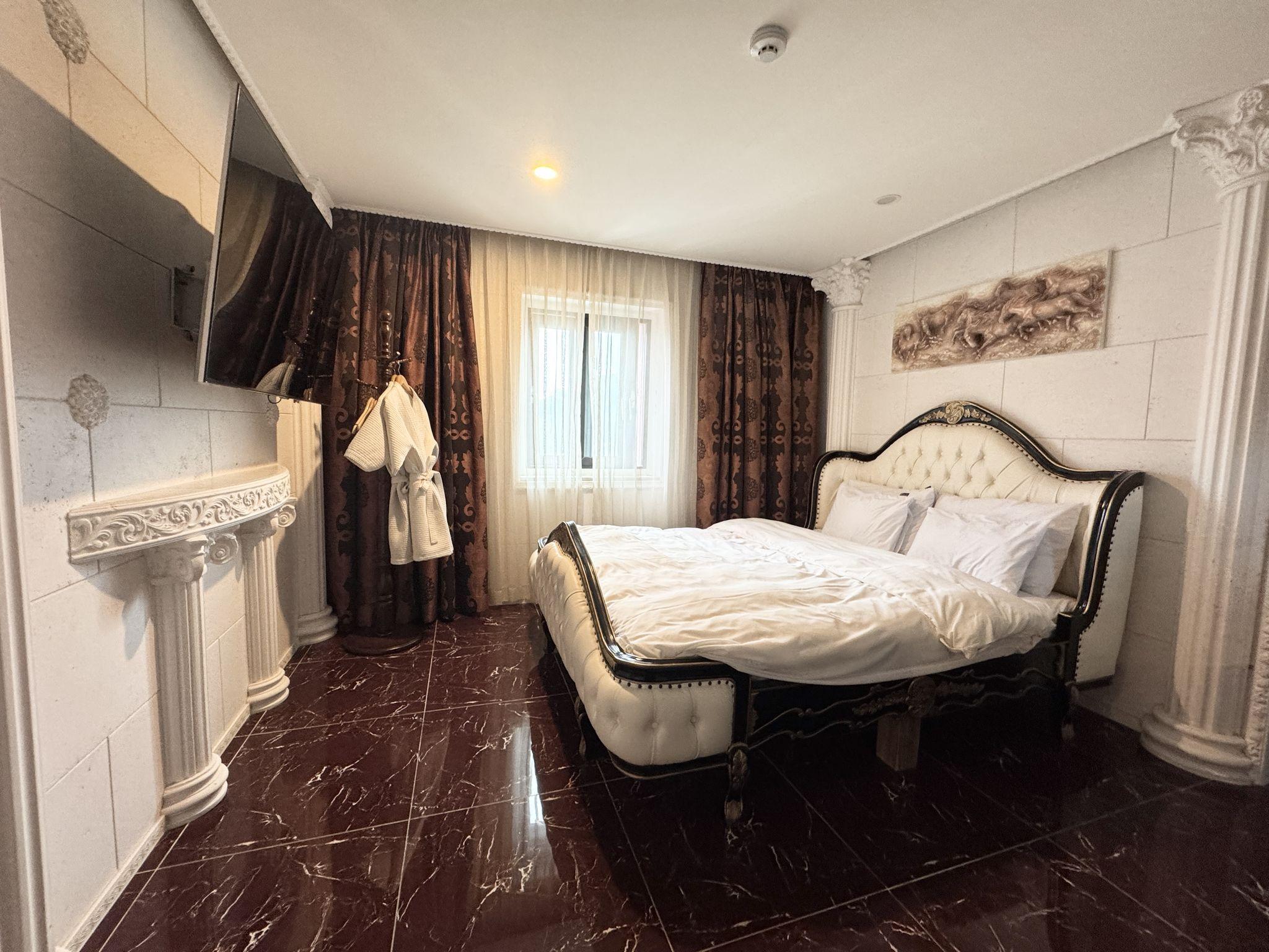 Gold, Cinema, Spa, Suite, 3 Beds
