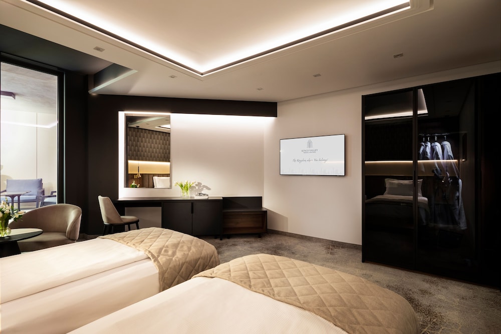 Kings' Valley Medical & Spa 30/50