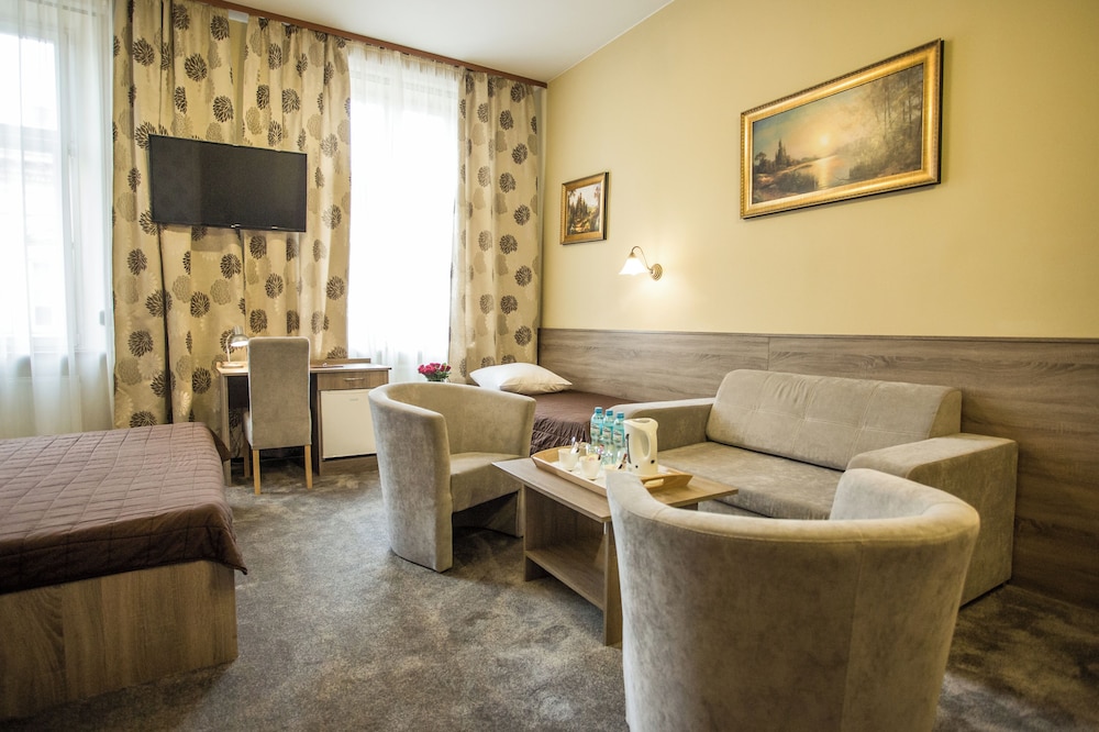 Maksymilian Hotel 44/70