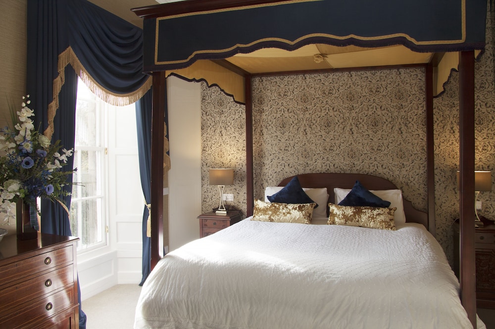 Royal Scots Club Hotel 26/56