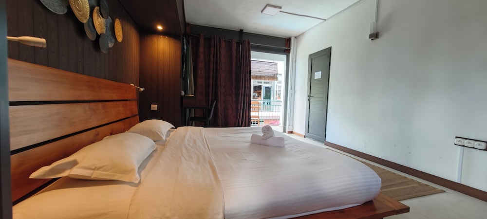 DELUXE, DOUBLE BED