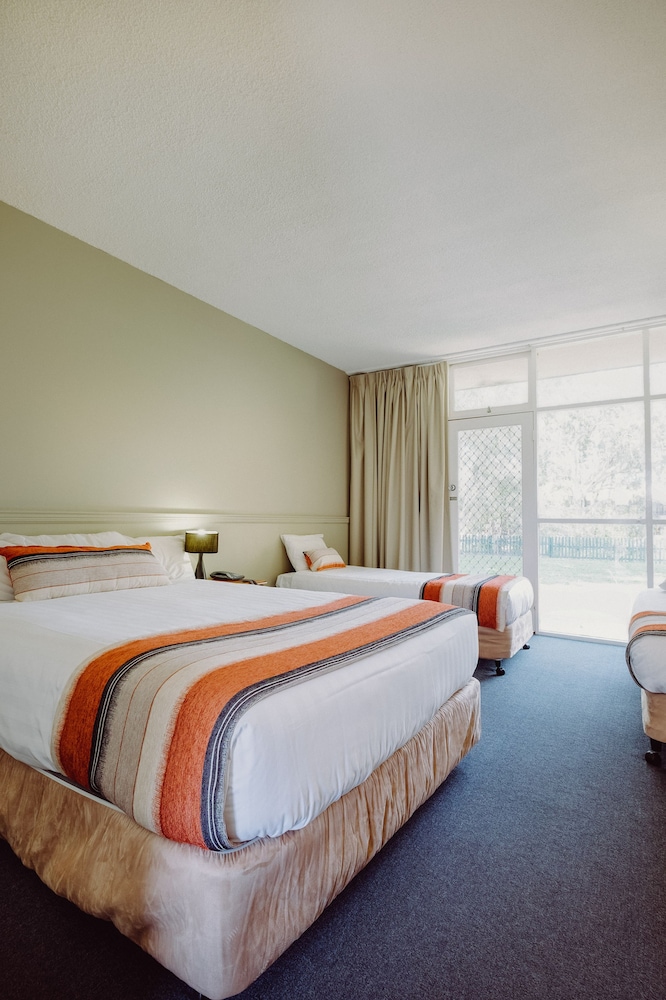 ARTESIAN SPA MOTEL 28/48