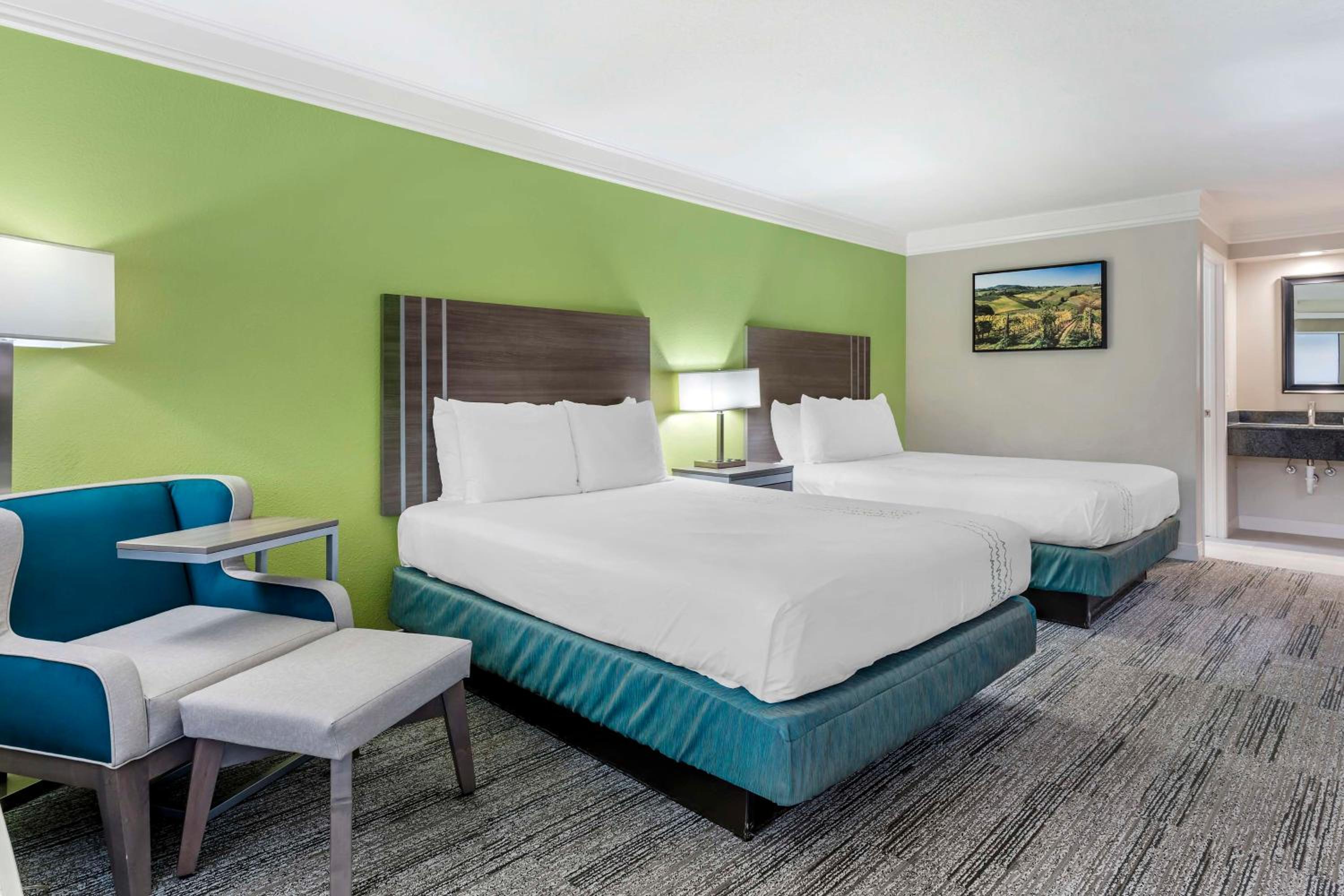 Room, 2 Queen Beds, Bathtub, Accessible