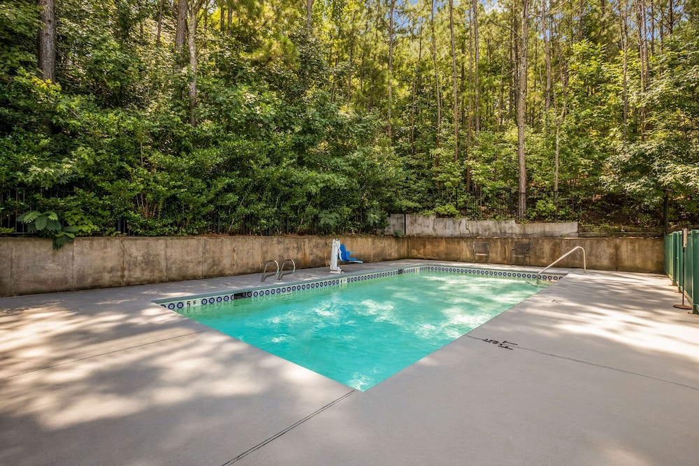 Quality Inn & Suites Greensboro near Lake Oconee 18/36
