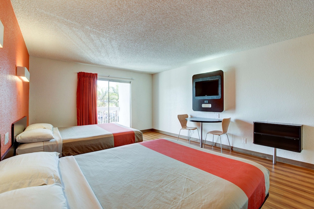 2 Queen Beds - Premium, Mini Fridge