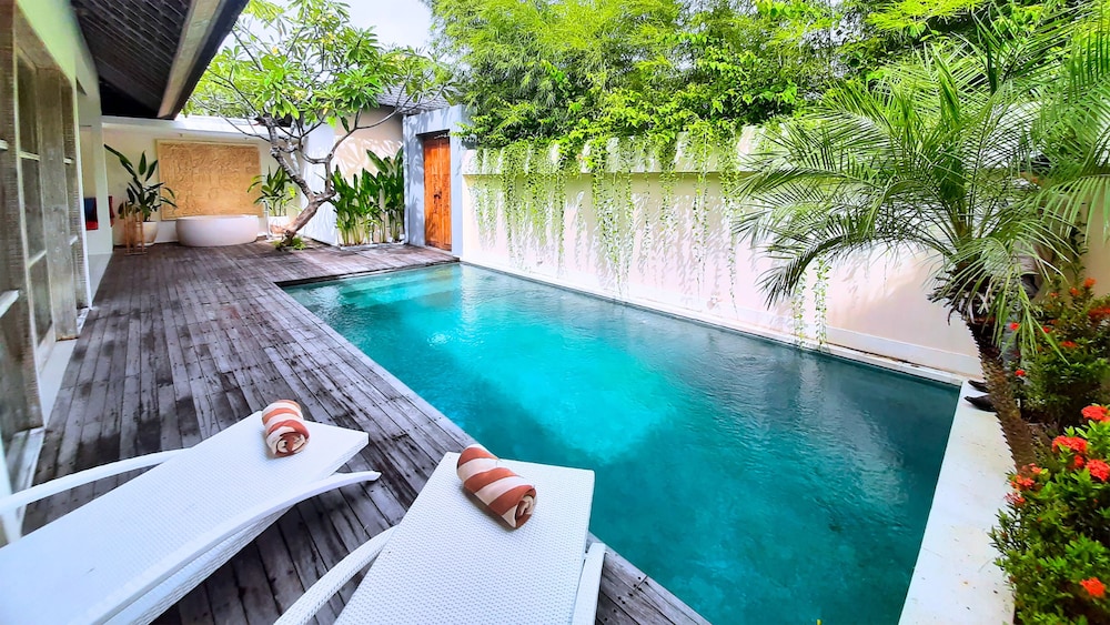 The Decks Bali 64/67