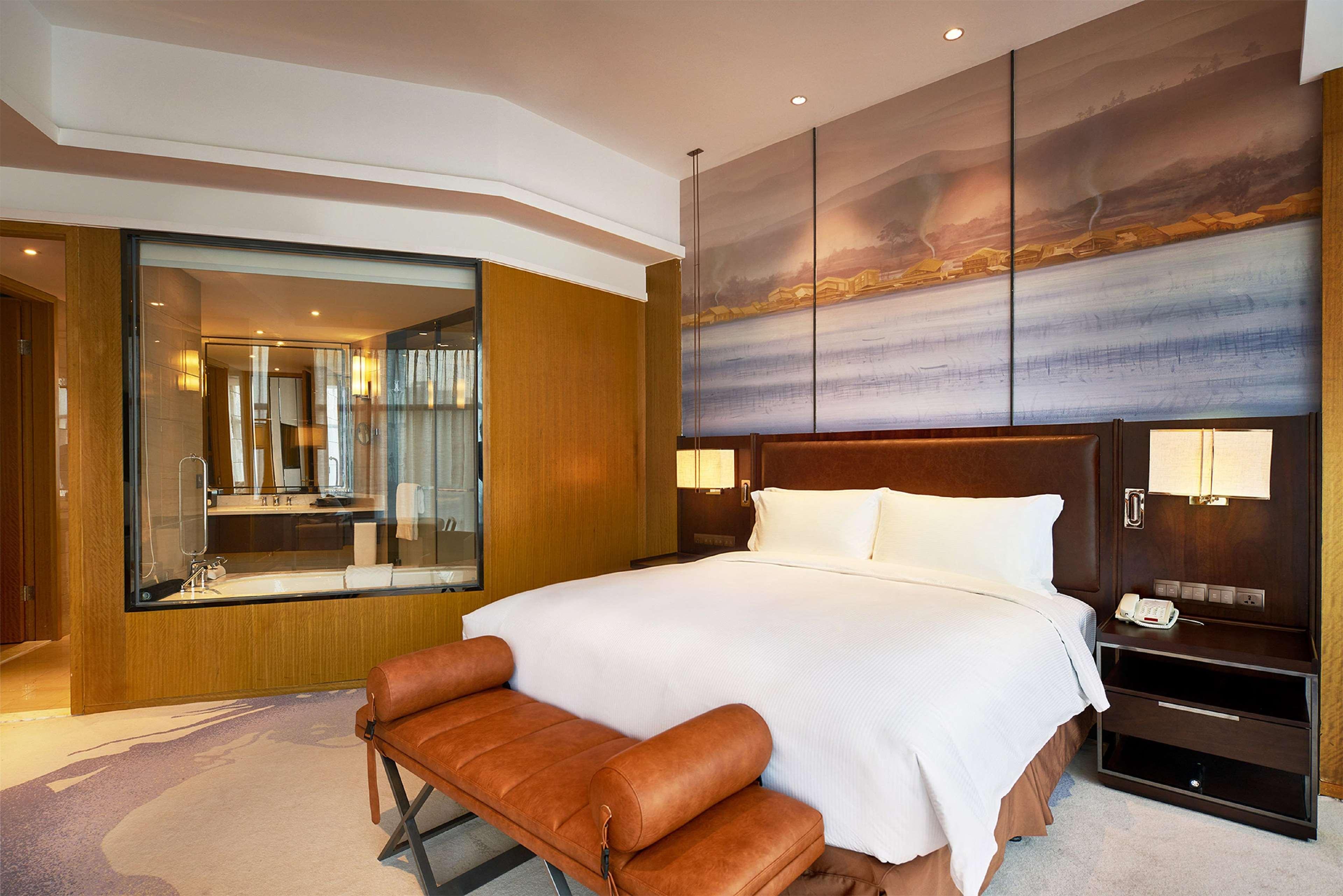 EXECUTIVE, KING BED, LOUNGE ACCESS