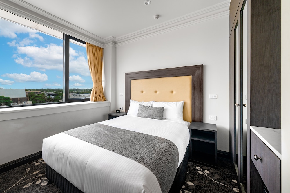 BURKE & WILLS HOTEL 28/63