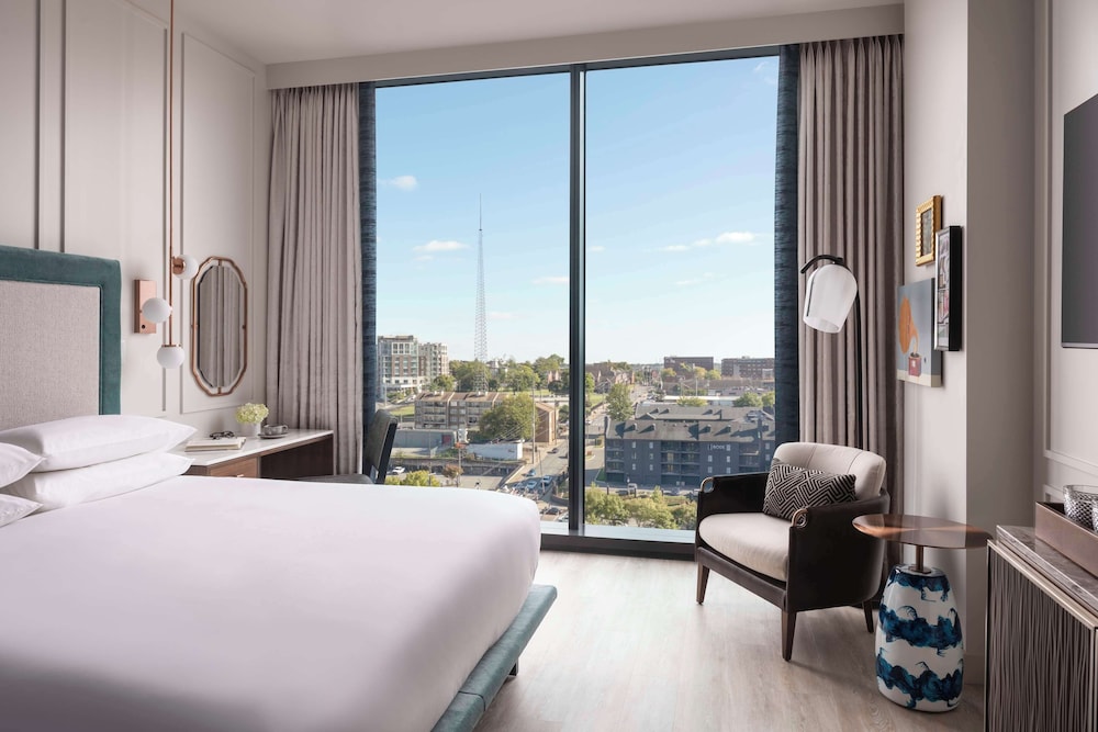 ROOM, KING BED, HIGH FLOOR, ACCESSIBLE