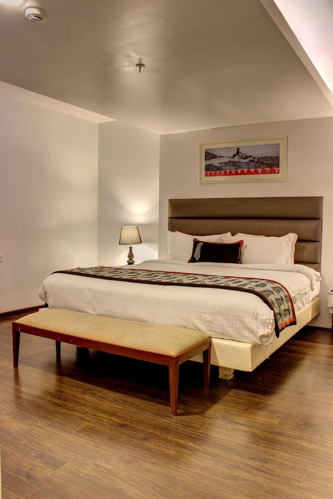GOLDEN TULIP JAIPUR 16/50
