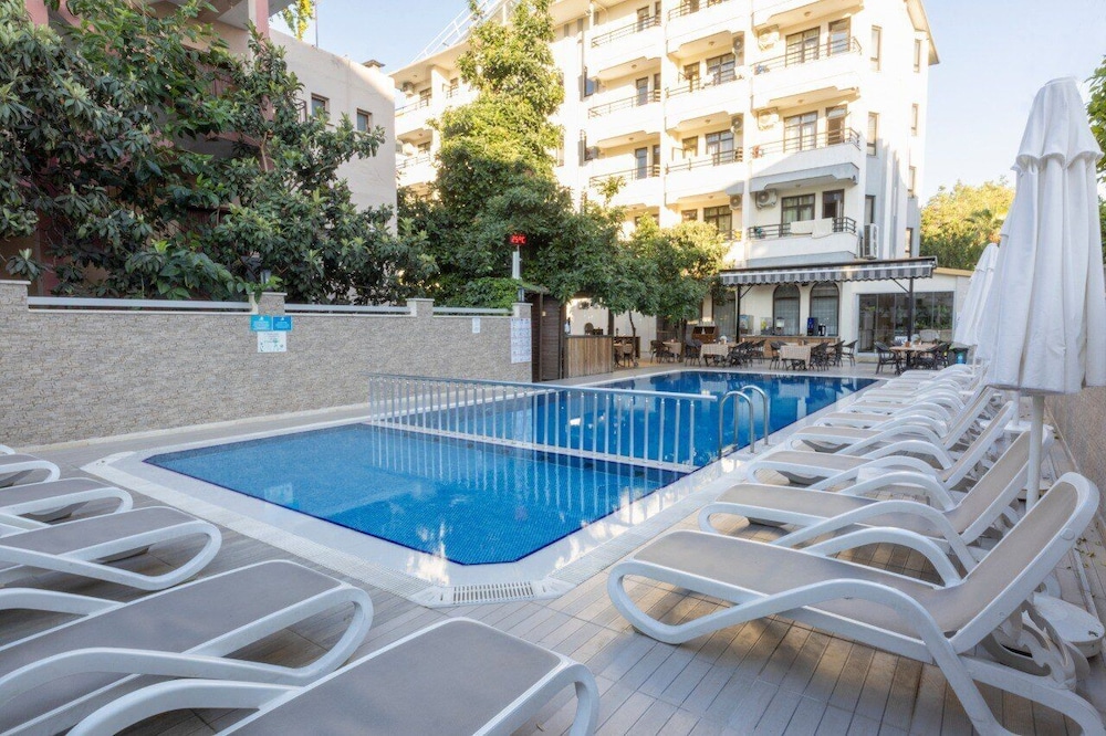 Kandelor Hotel 69/72