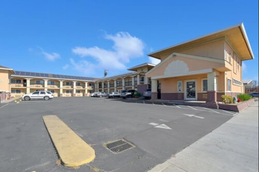 Americas Deluxe Inn 25/32