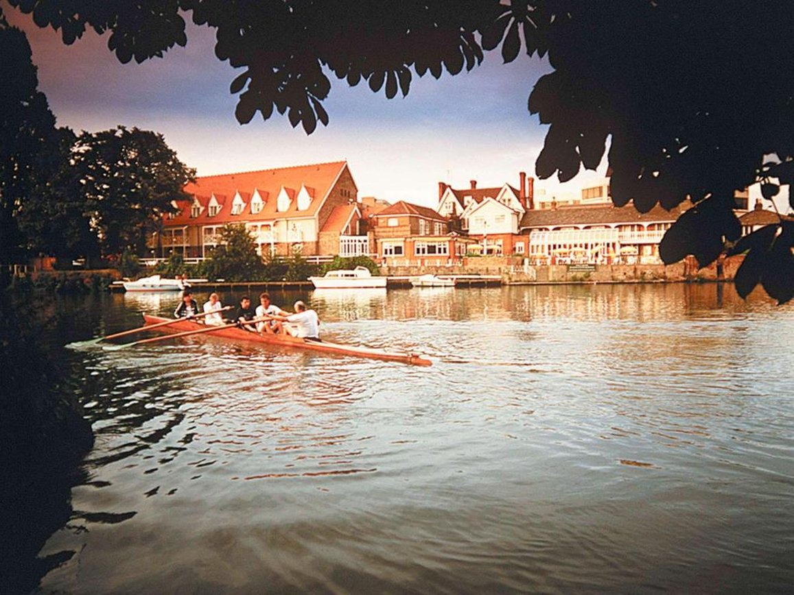 Sunday London Staines-upon-Thames Heathrow T5 44/46
