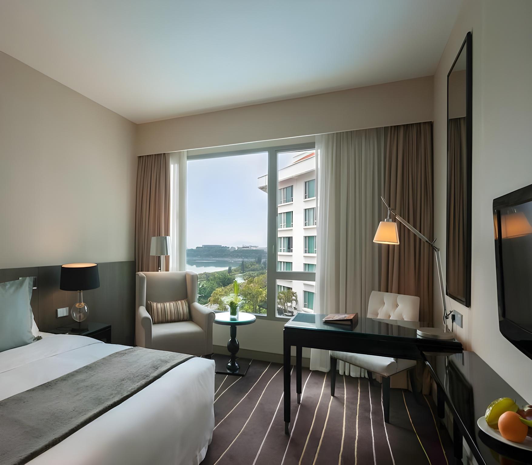 Deluxe, Lake View