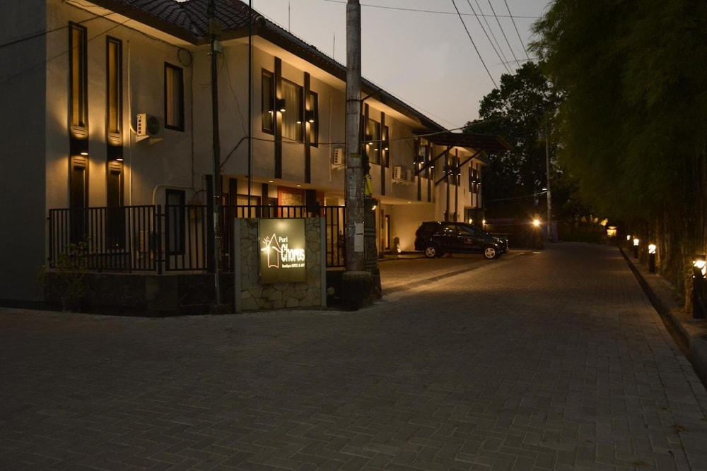 Puri Chorus Hotel 55/57