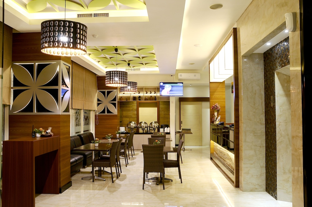 Biz Boulevard Hotel 19/21