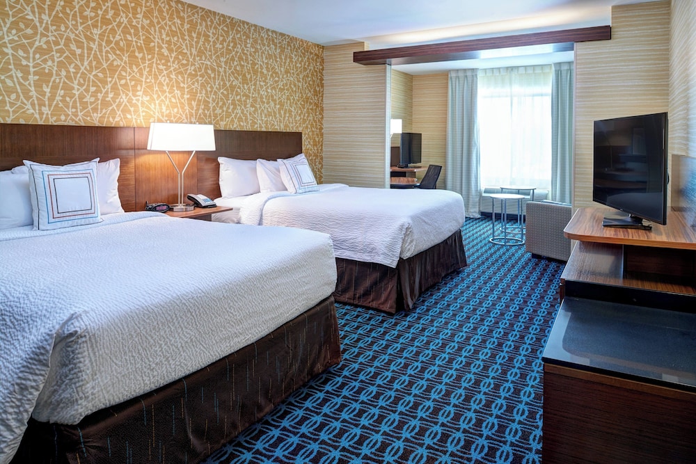 Suite, 2 Queen Beds, Sofa, Accessible