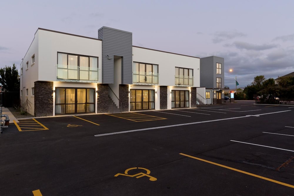 2 On Whiteleigh Motel 49/59