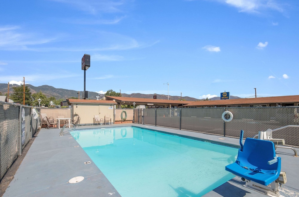 Econo Lodge Inn & Suites Yreka, CA 46/50