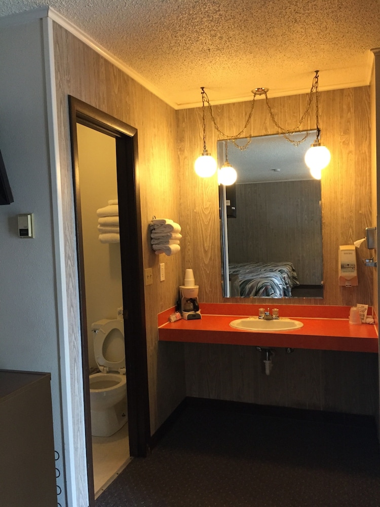 Z Bar Cabins and Motel 33/43