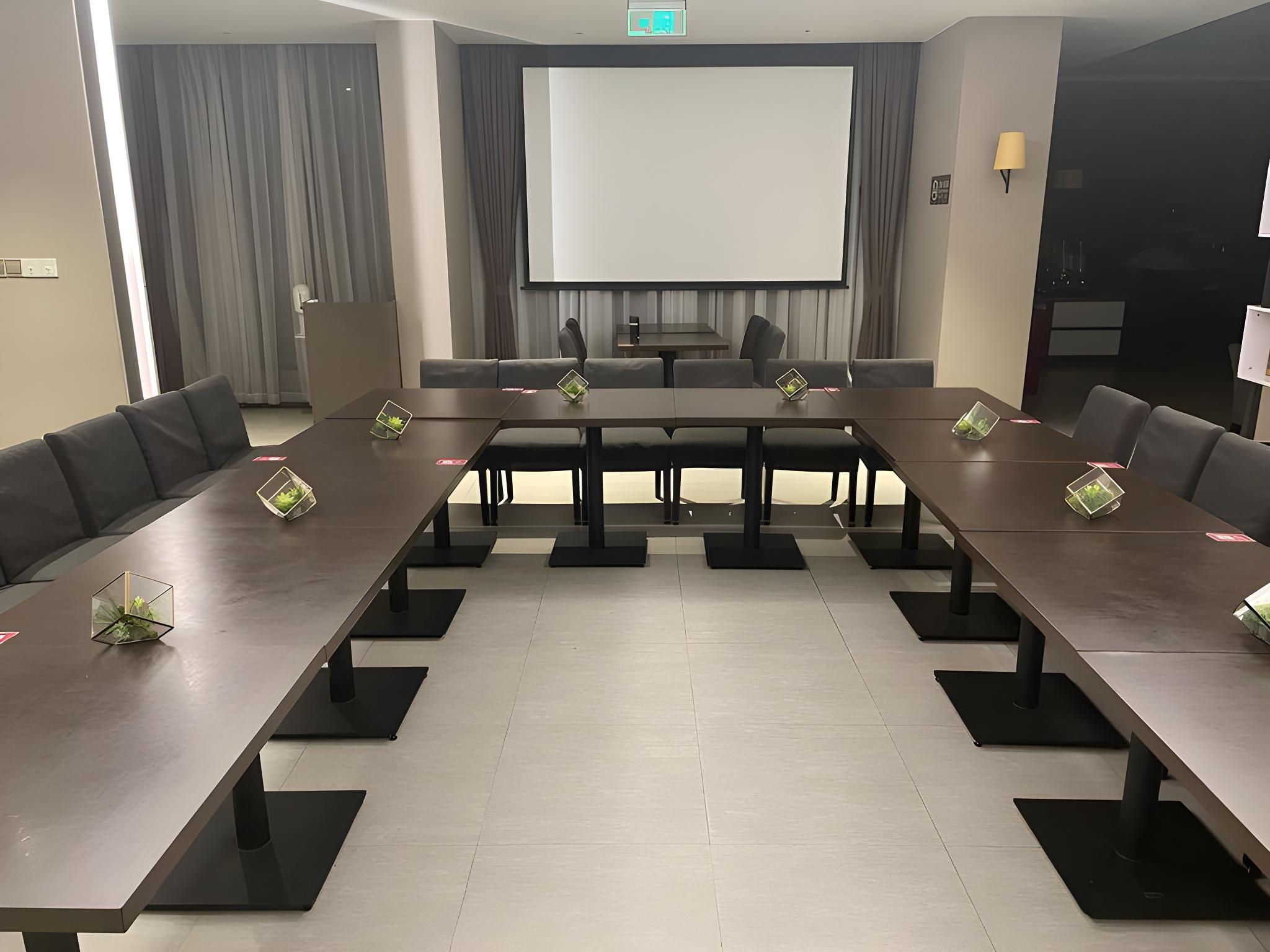 Home Inn Plus (Shanghai Bund Jinling East Road store) 24/28