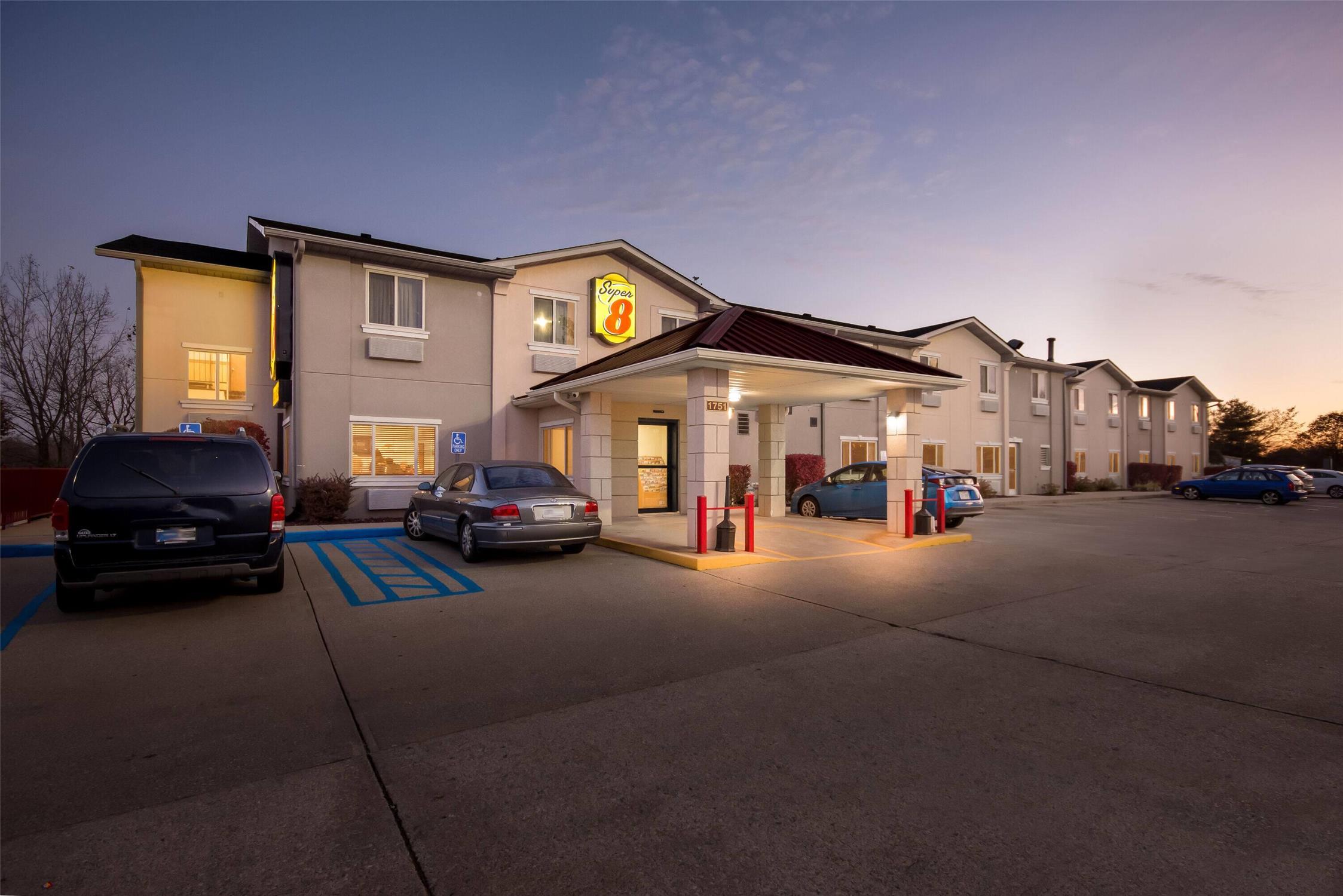 Super 8 by Wyndham Bloomington University Area 40/41