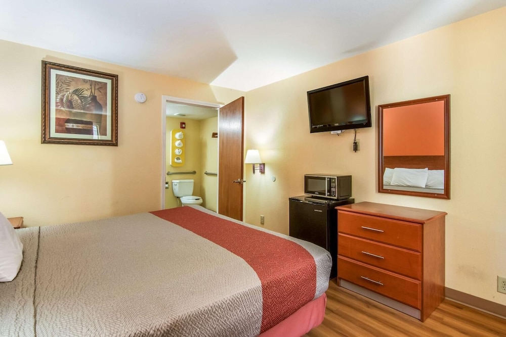 Rodeway Inn and Suites Macon 21/45