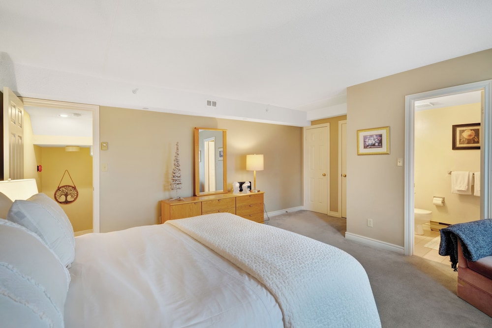 Mountain, Queen and Twin Beds