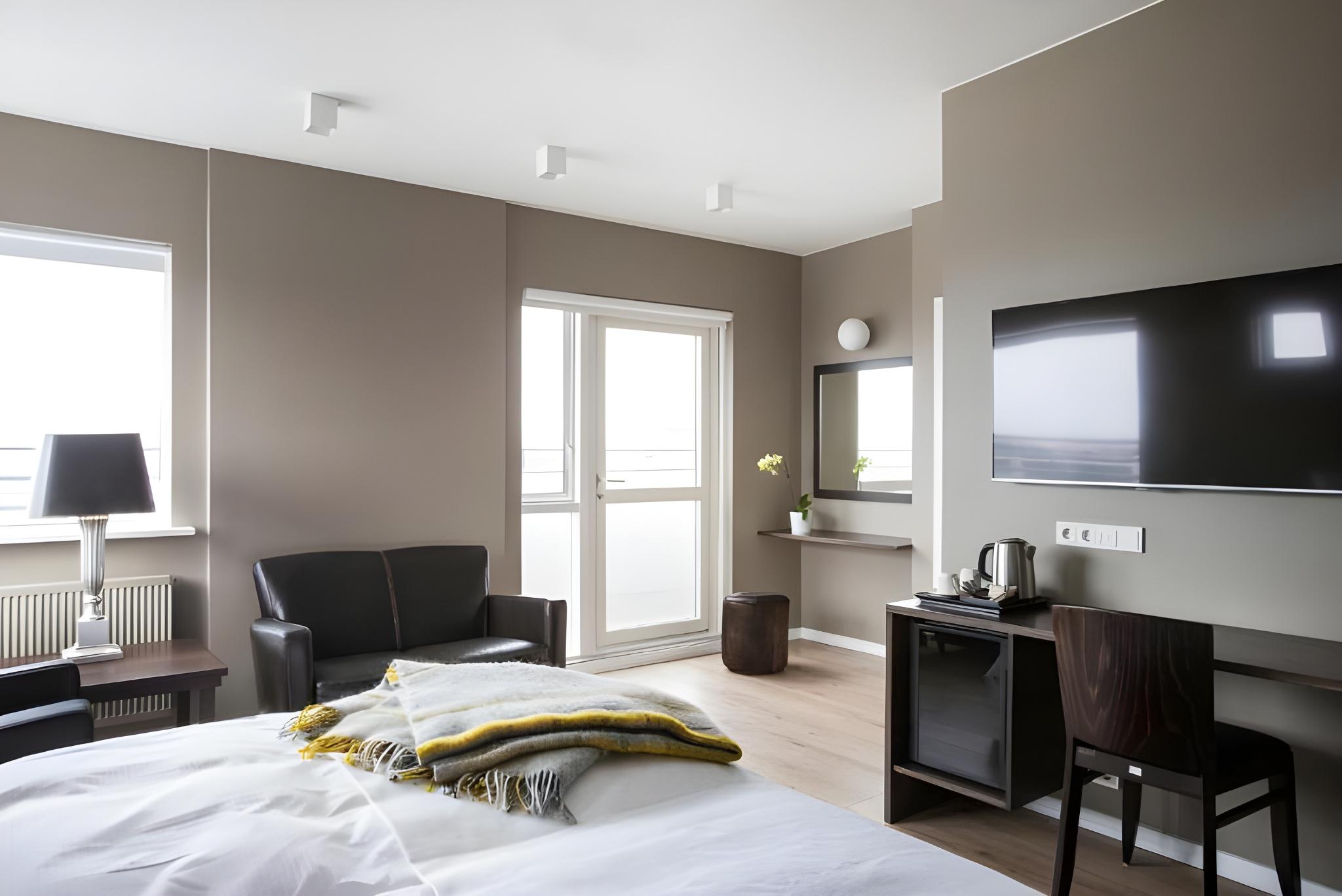 Suite, King Bed, Balcony