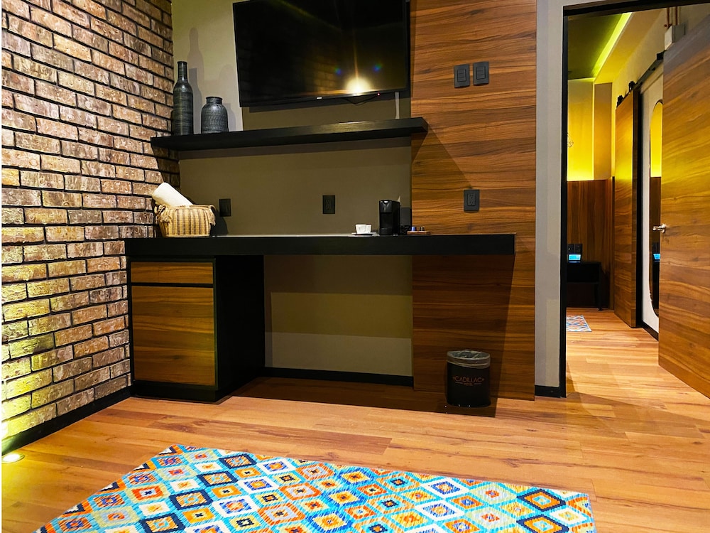 Cadillac Hotel Boutique 4/50