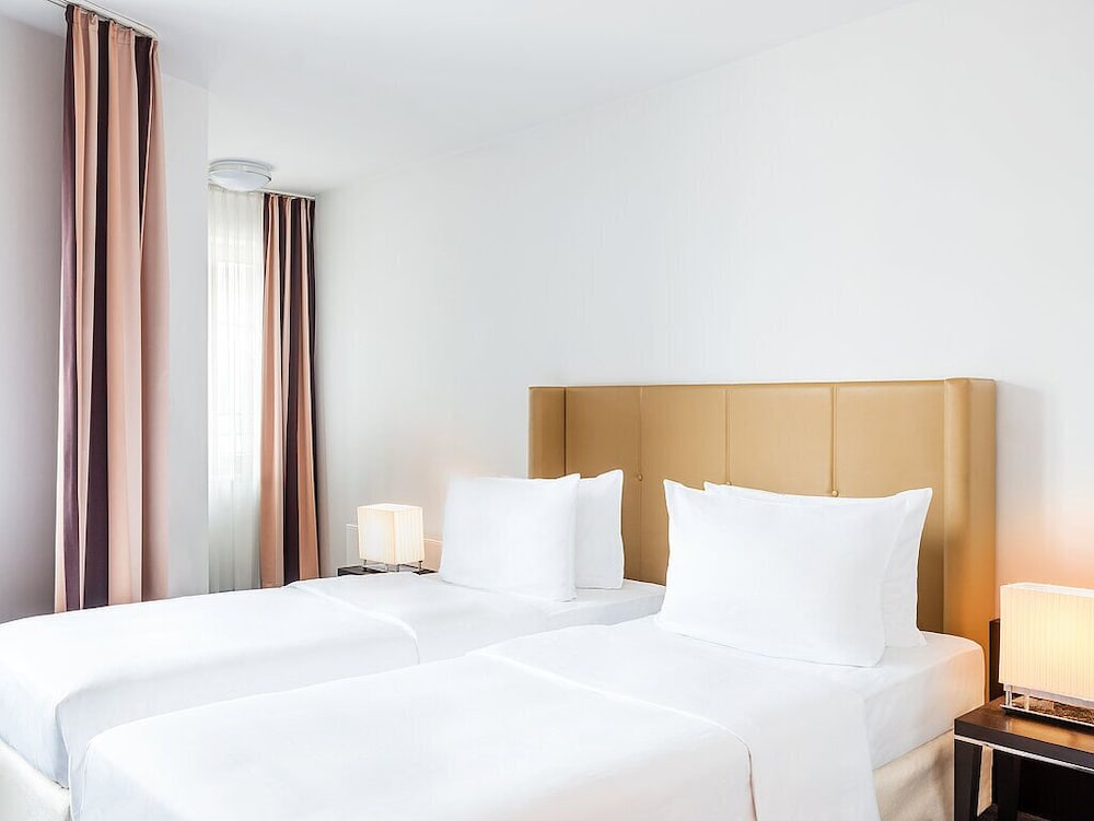 Deluxe, Suite, Queen Bed, River View