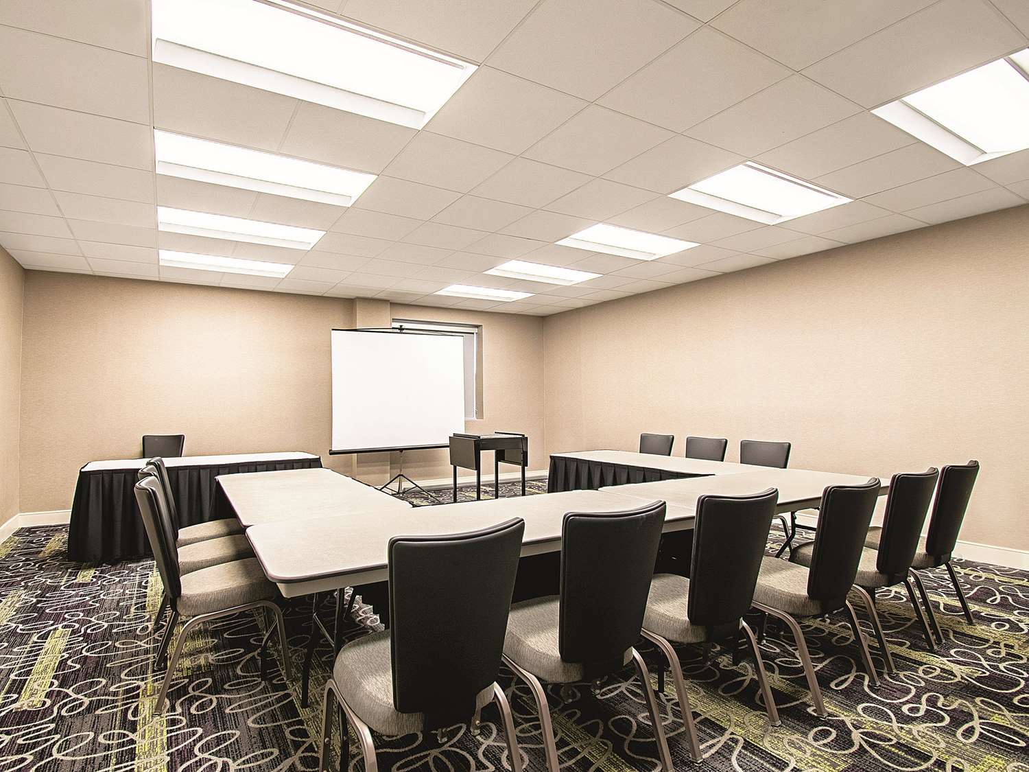 La Quinta Inn & Suites by Wyndham Cincinnati Sharonville 33/45