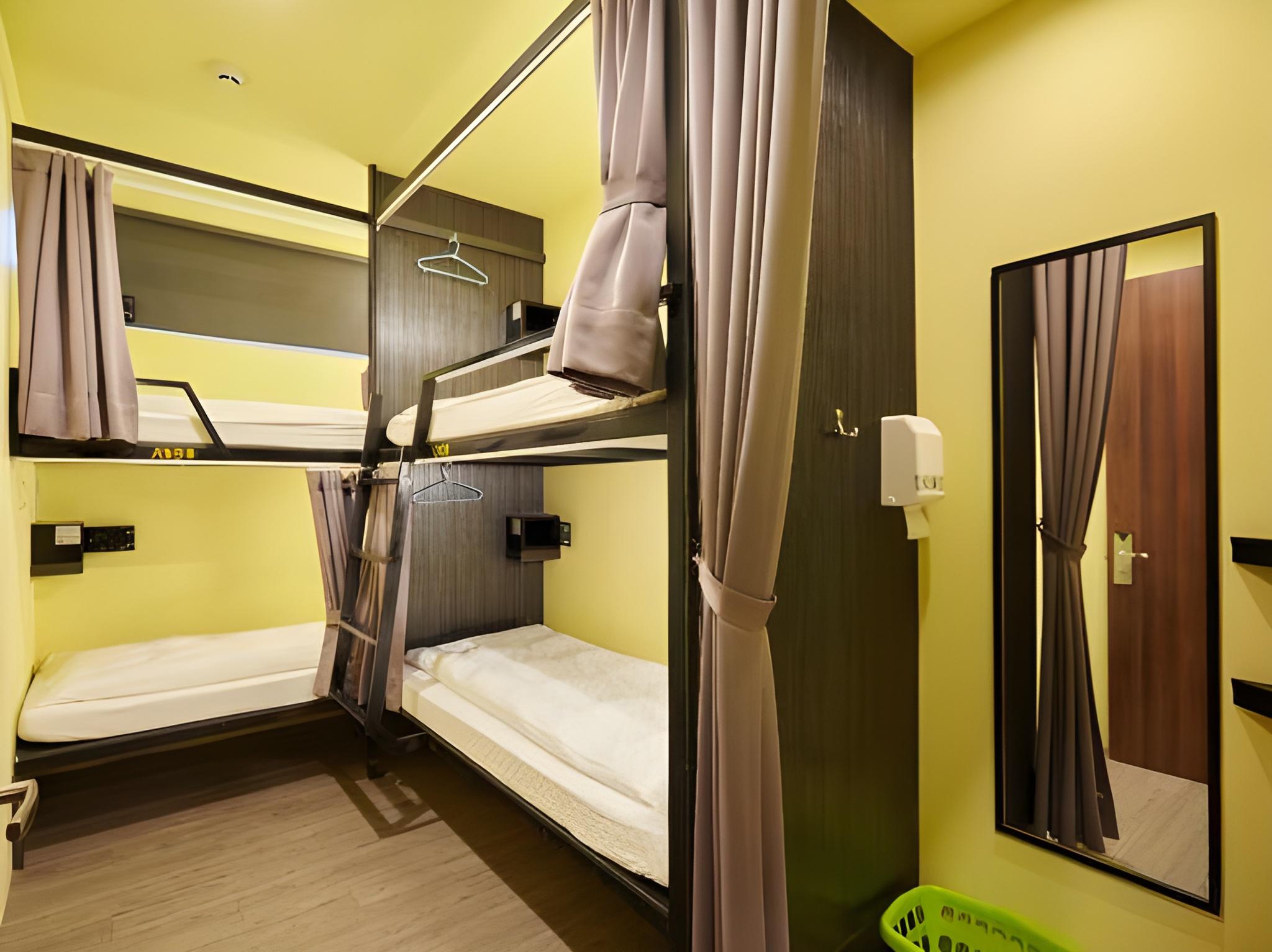 ROOM, QUADRUPLE