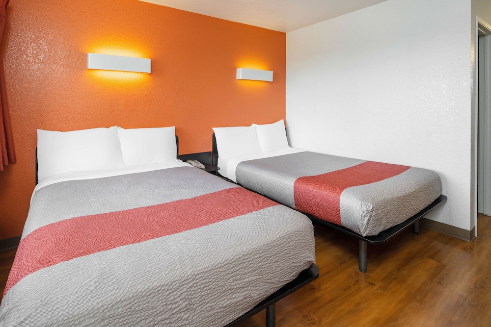 Motel6 Ventura, CA - Beach 19/58