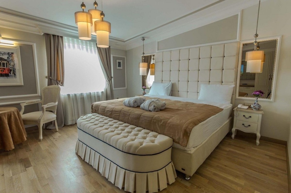 Deluxe, 1 Double and 1 Single Bed, Bathtub